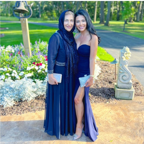 Chic & Stunning Navy strapless gown - Picture 2 of 3